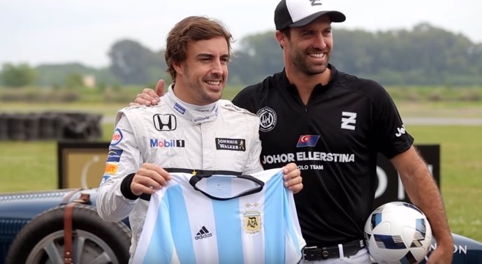 Fernando Alonso posa con la camiseta de la selección argentina