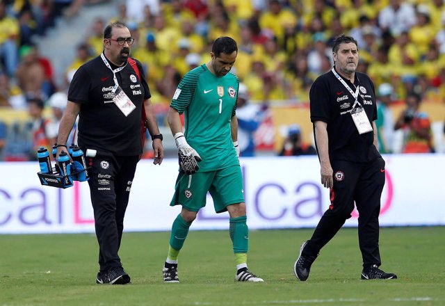 Claudio Bravo lesionado en un partido con la selección de Chile