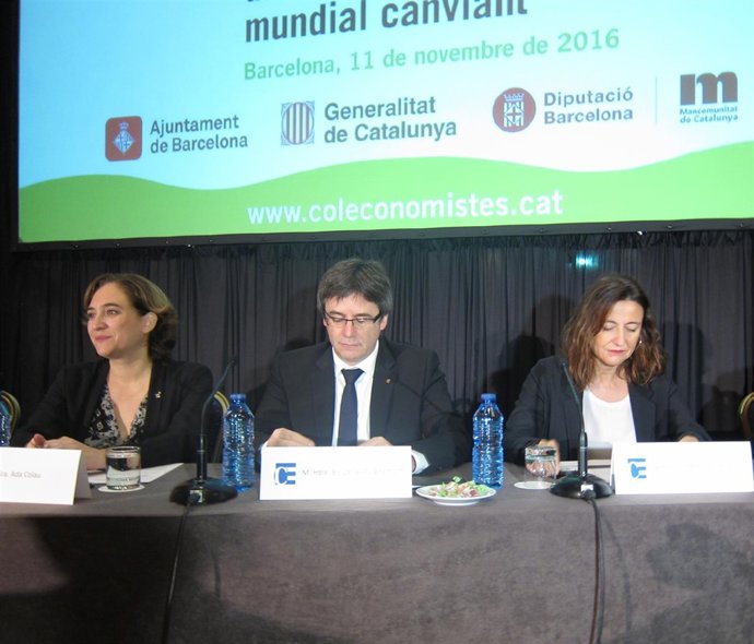 Ada Colau, Carles Puigdemont y Mercè Conesa en la Jornada de los Economistas