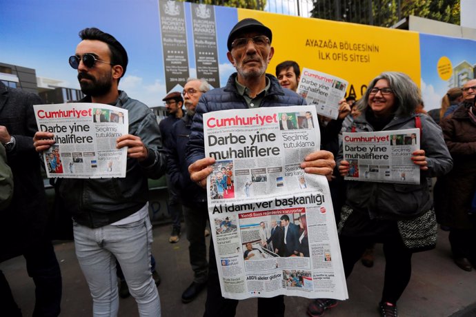 Manifestantes posan con el periódico 'Cumhuriyet'