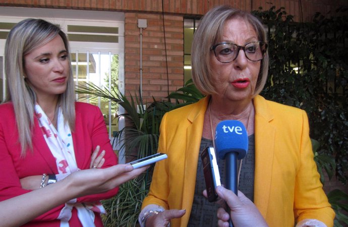 Patricia Alba y Adelaida de la Calle, consejera de Educación en un IES