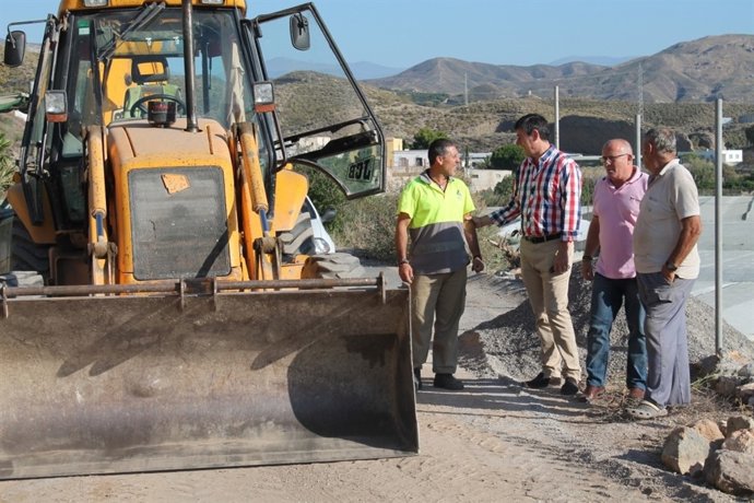 El alcalde de Adra visita las zonas afectadas