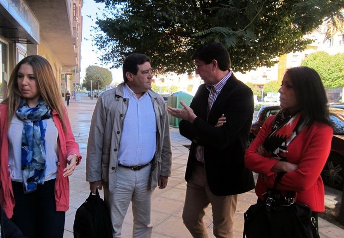 El presidente de C's Andalucía, Juan Marín, (2d) en su visita a Jaén.