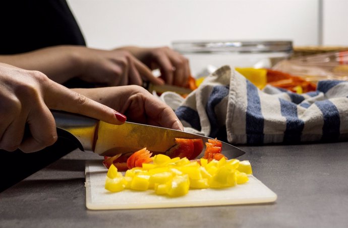 Cocinero cortando comida