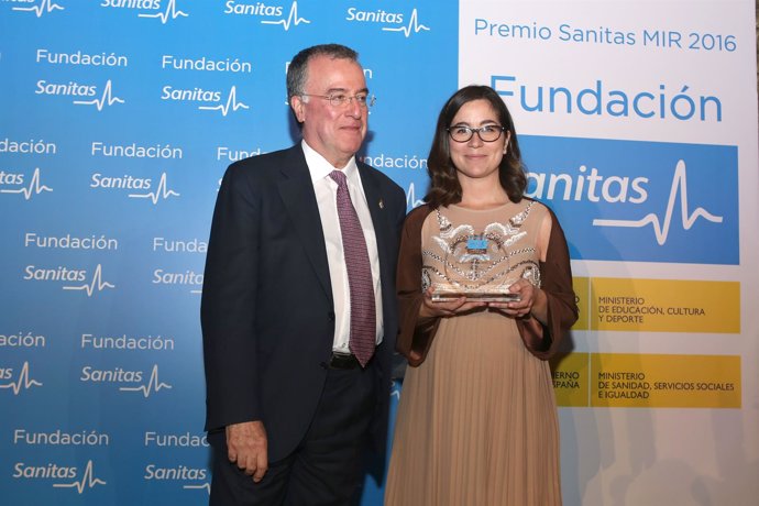 Sara Alonso recibe el premio Sanitas MIR 2016