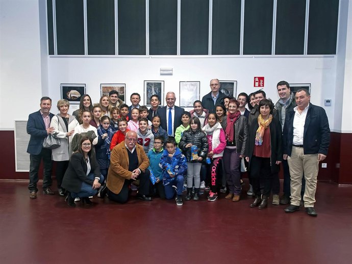 Inauguración edificio multiusos Uruñuela por el presidente riojano