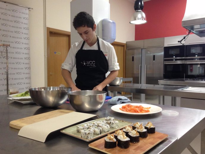 Chef prepara sushi en la presentación de 'Cooking' en Gastrónoma