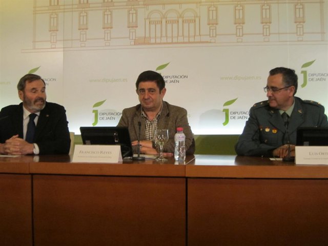 Presentación del convenio para el arreglo de las casas cuartel de Jaén