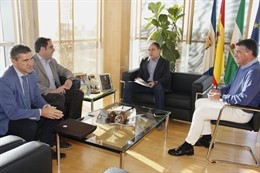 Elías Bendodo presidente de la Diputación de málaga se reúne con ATA Rafael Amor