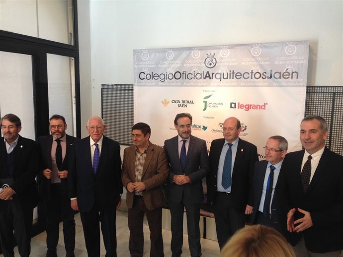 López (c) en la clausura del congreso sobre arquitectura del olivar.