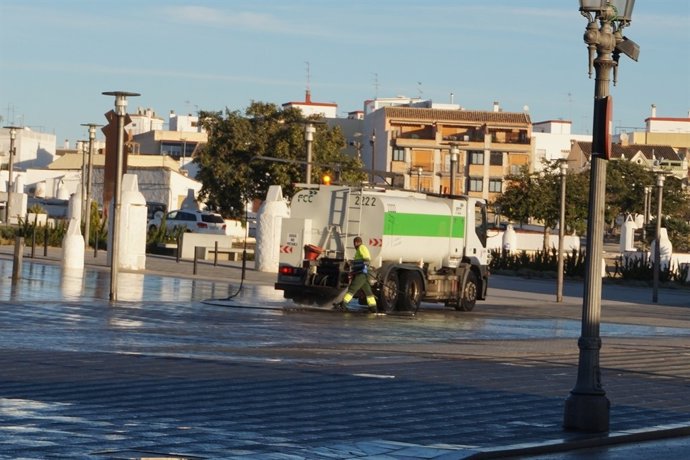 Uno de los vehículos que realiza los baldeos perfumados en Paterna