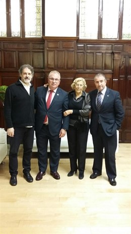 Carmena con miembros de la AVT