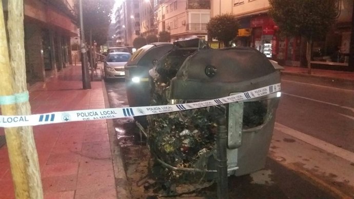 Contendores quemados en la calle Gregorio Marañón de Almería