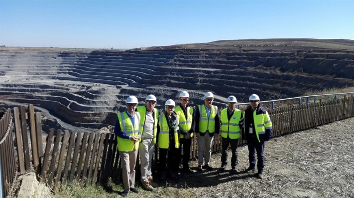 Visita de los populares a Cobre las Cruces.