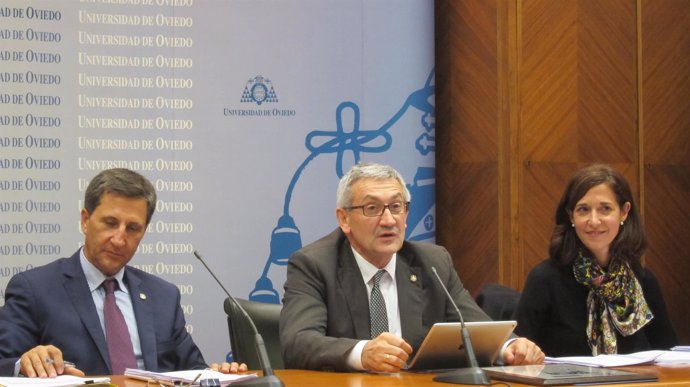 El rector de la Universidad de Oviedo y miembros de su equipo