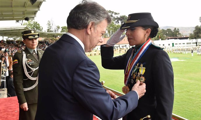 El presidente de Colombia, Juan Manuel Santos, condecora a una policía