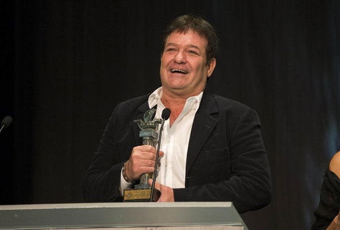 Jorge Perugorría con el premio Ciudad de Huelva