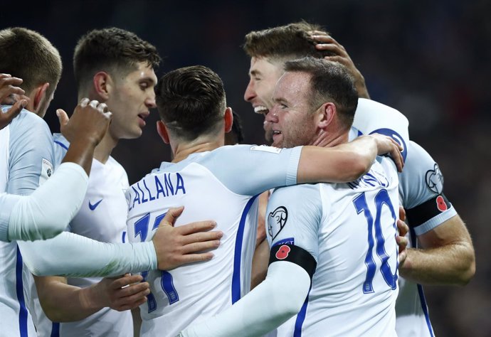 La selección inglesa celebra la victoria en su camino a Rusia 2018