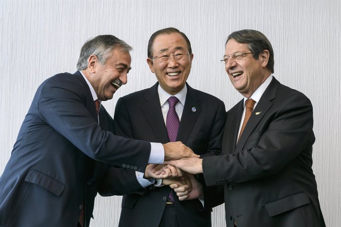 Ban Ki Moon, Nicos Anastasiades y Mustafa Akinci inician conversaciones