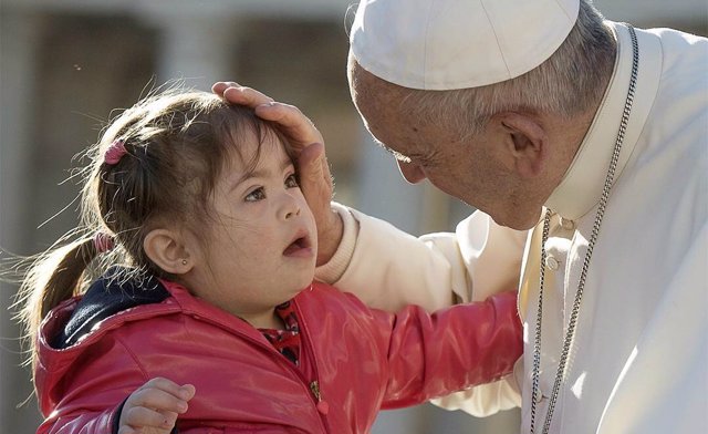 El Papa Francisco saluda a una niña con síndrome de Down