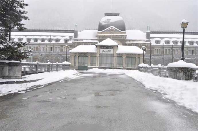 La estación de ferrocarril de Canfranc en invierno. 