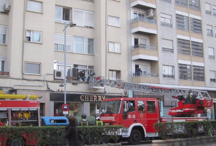 Bomberos de Zaragoza trabajan en el edificio de Tenor Fleta tras la explosión.