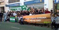 Decenas protestan por las obras en Doñana ante la sede de Gas Natural en Sevilla