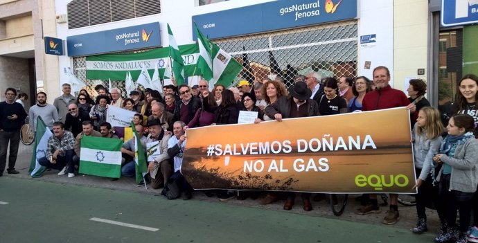 Concentración en protesta por las obras de Doñana en Sevilla
