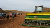 Herido grave un agricultor al atraparle el brazo una máquina sembradora, en Torrehermosa