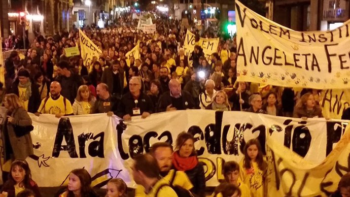 Marcha organizada por Marea Groga en Barcelona