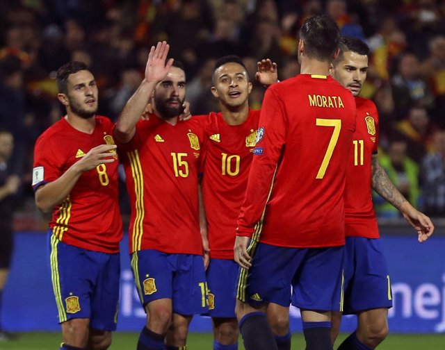 La selección española golea a Macedonia en Los Cármenes