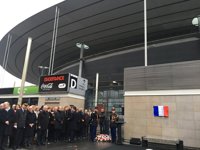 Hollande, Valls e Hidalgo abanderan las ceremonias de homenaje a las víctimas en París