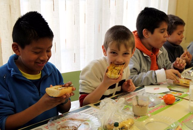 Niños desayunando o comiendo, comedor escolar