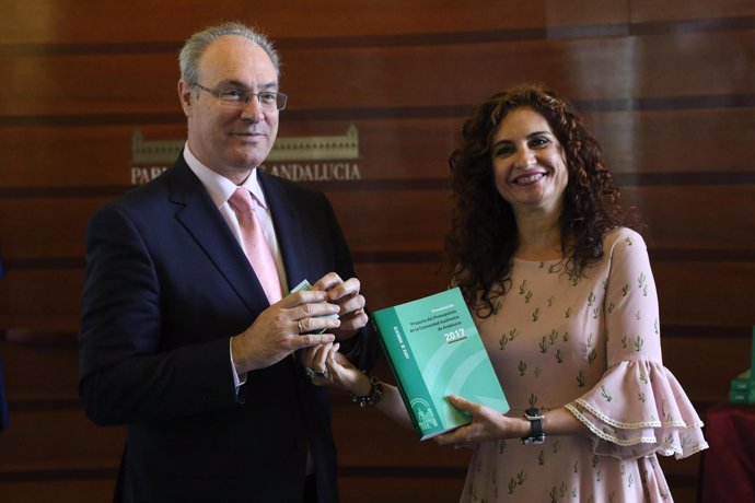 Juan Pablo Durán y María Jesús Montero, con el presupuesto de 2017