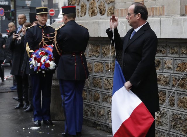 François Hollande arría la bandera francesa