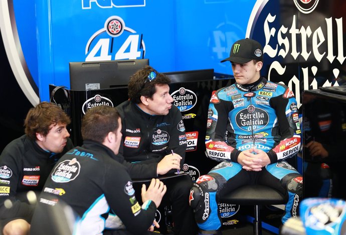 Aron Canet en boxes con sus mecánicos en el GP de Jerez