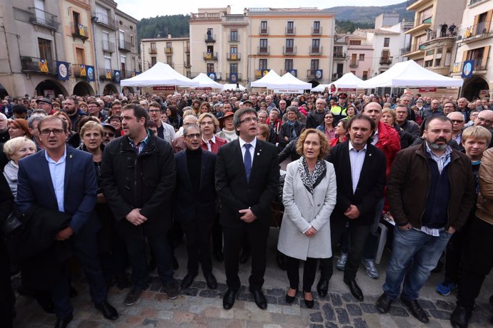 El pte.C.Puigdemont en la concentración de Amer por las instituciones catalanaas