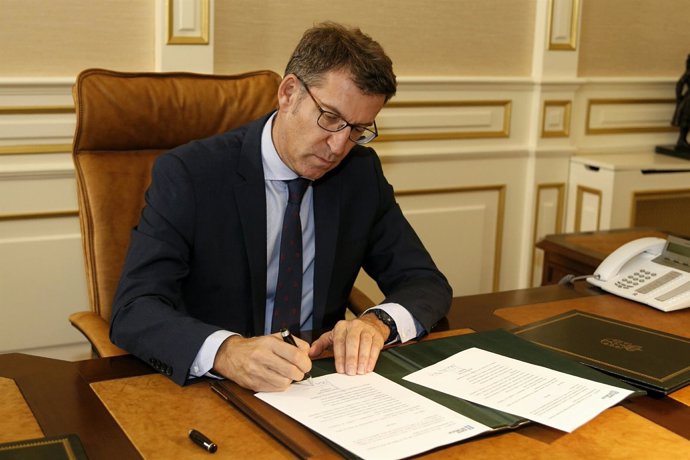 Alberto Núñez Feijóo firma el decreto de nombramiento de su Gobiernto