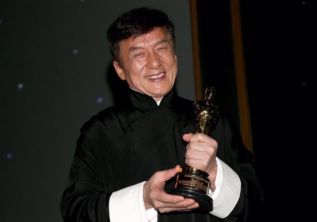 Jackie Chan en los Premios de Gobernadores recibiendo su Oscar honorífico
