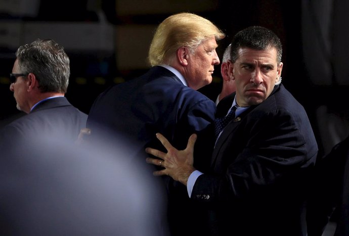 ElDonald Trump, con agentes del Servicio Secreto