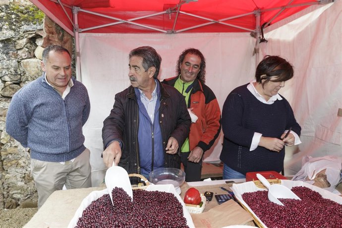 Miguel Ángel Revilla en la Feria de la Alubia de Casar de Periedo