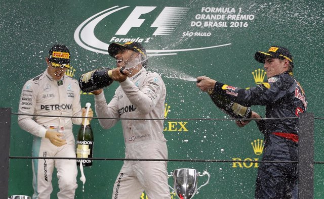 El piloto británico Lewis Hamilton gana en Brasil