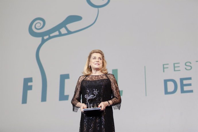 Catherine Deneuve recibe el Premio 'Almería, Tierra de Cine'.