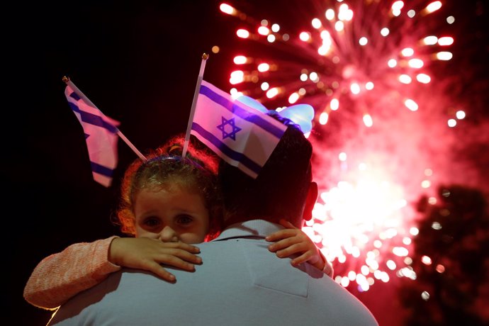 Una niña durante una celebración con banderas israelíes