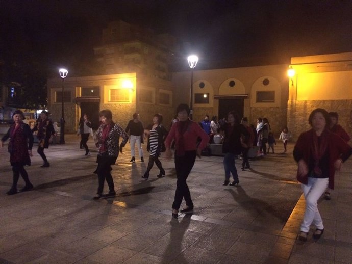 Mujeres chinas bailando Ball de Bot