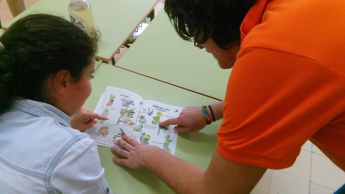 Profesora enseñando plantas a un alumno
