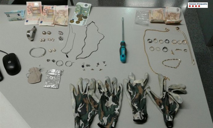 Joyas encontradas a dos ladrones que robaron en el distrito de Sant Andreu
