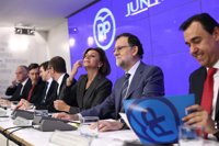 Rajoy dice que la política económica debe ser "sustancialmente la anterior" y pide al PSOE que no le bloquee