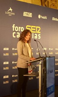 Chacón espera que el nuevo convenio de carreteras Canarias-Estado solucione "los problemas de movilidad en las islas"
