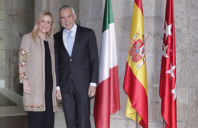 Cifuentes se reúne con el embajador de Italia en España, Stefano Sannino.